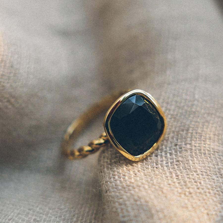 The Earth Ring in Spinel
