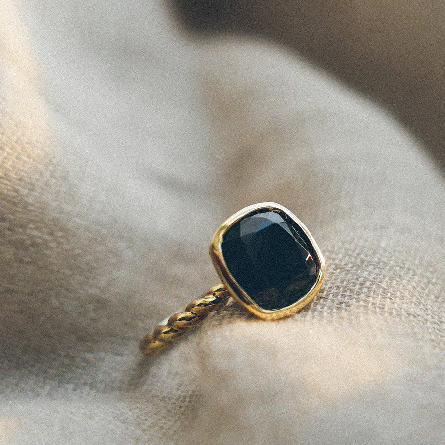 The Earth Ring in Spinel